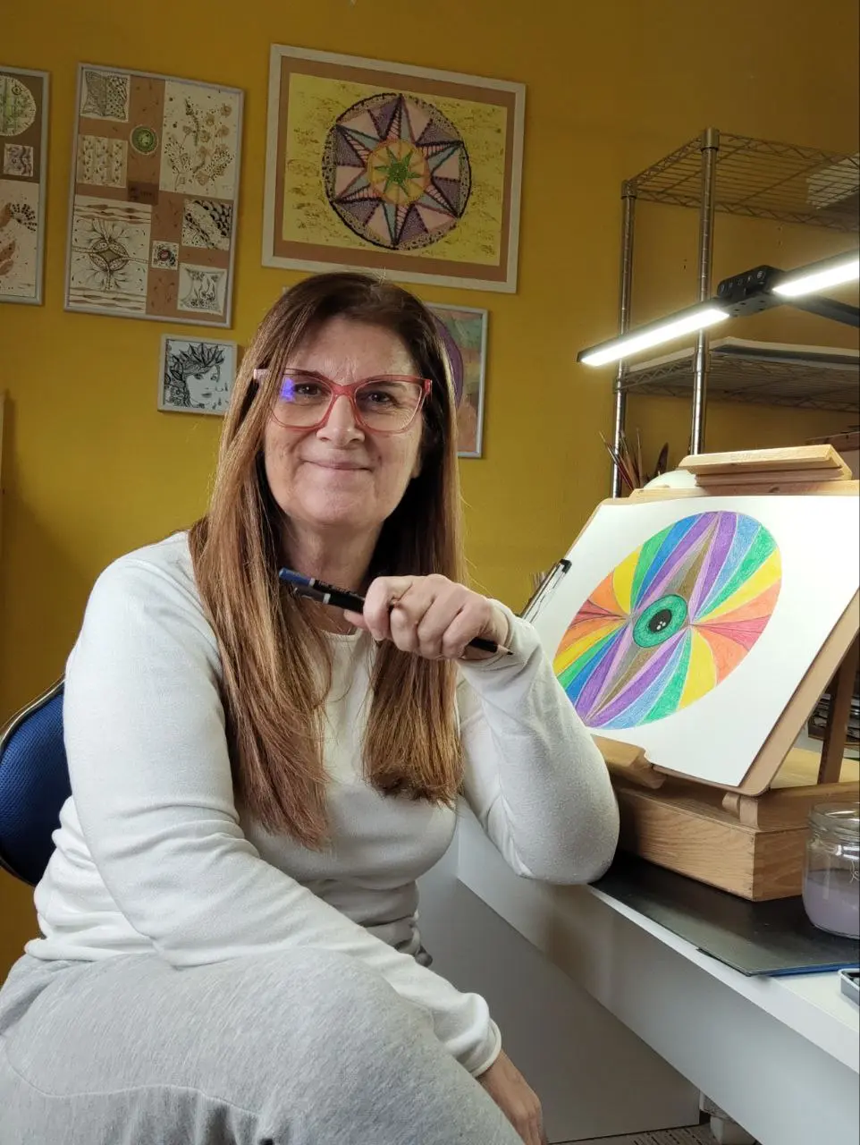 Irene Prego creando mandalas personalizados en la actualidad